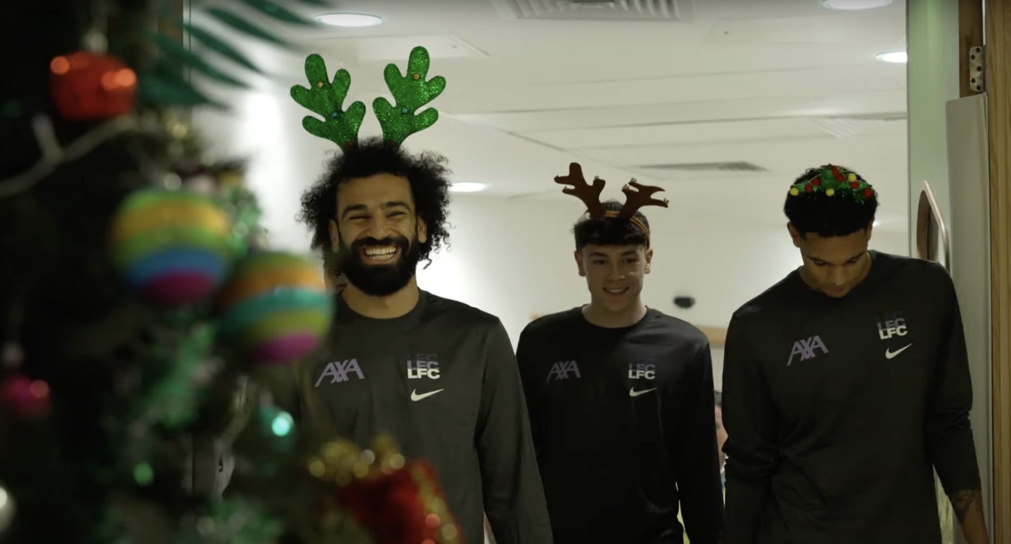 بمناسبة الكريسماس.. محمد صلاح يشارك في زيارة لمستشفى أطفال بإنجلترا - وسائل التواصل الاجتماعي