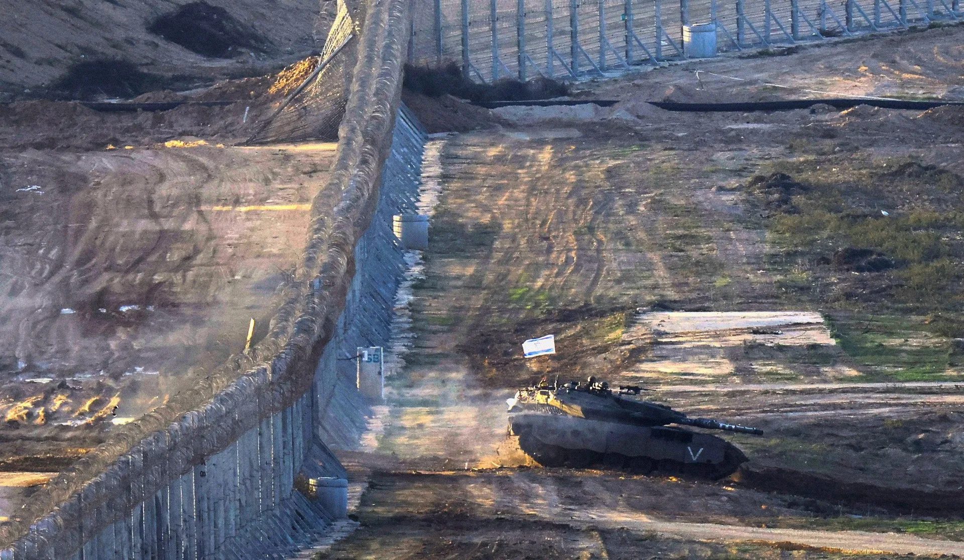 دبابة تابعة للجيش الإسرائيلي على حدود قطاع غزة/ رويترز