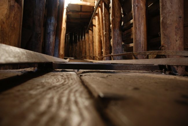 نفق الحياة في سراييفو.. كيف بُني بأبواب المنازل وخِزانات الملابس