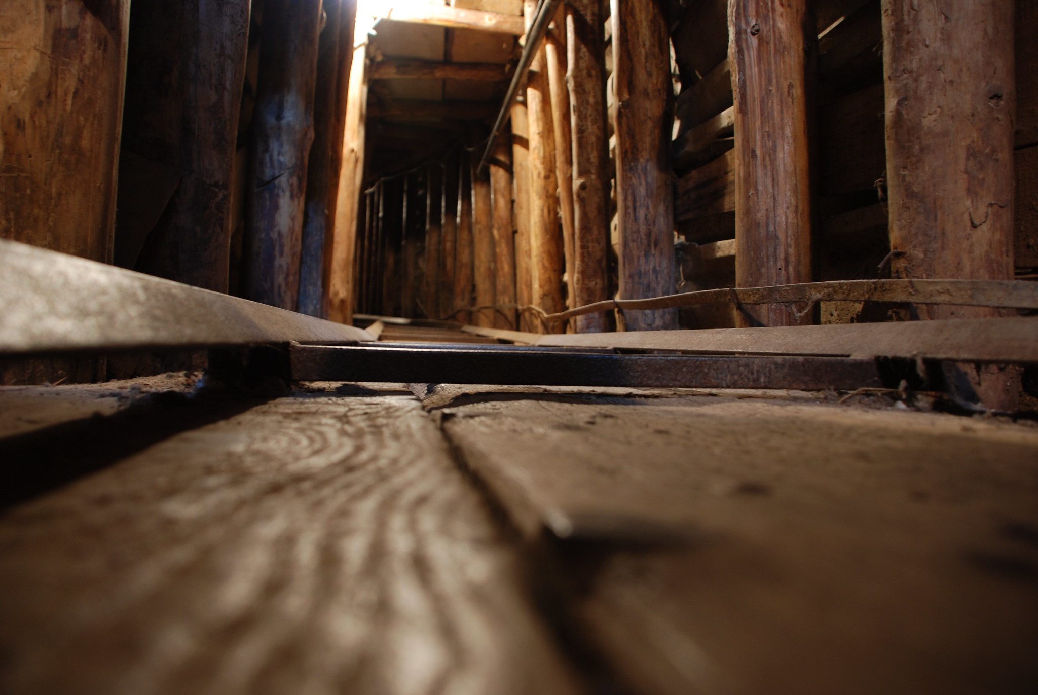 نفق الحياة في سراييفو.. كيف بُني بأبواب المنازل وخِزانات الملابس