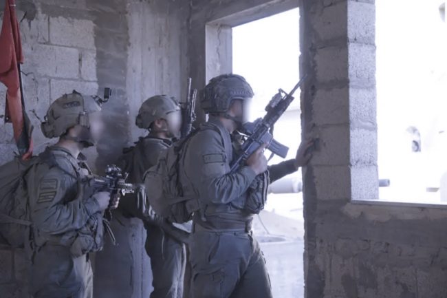 كان يجلس فوق سطح منزله فقتلوه برصاصة برأسه! فلسطيني يوثّق إعدام قناصة الاحتلال لمسن بغزة (فيديو)