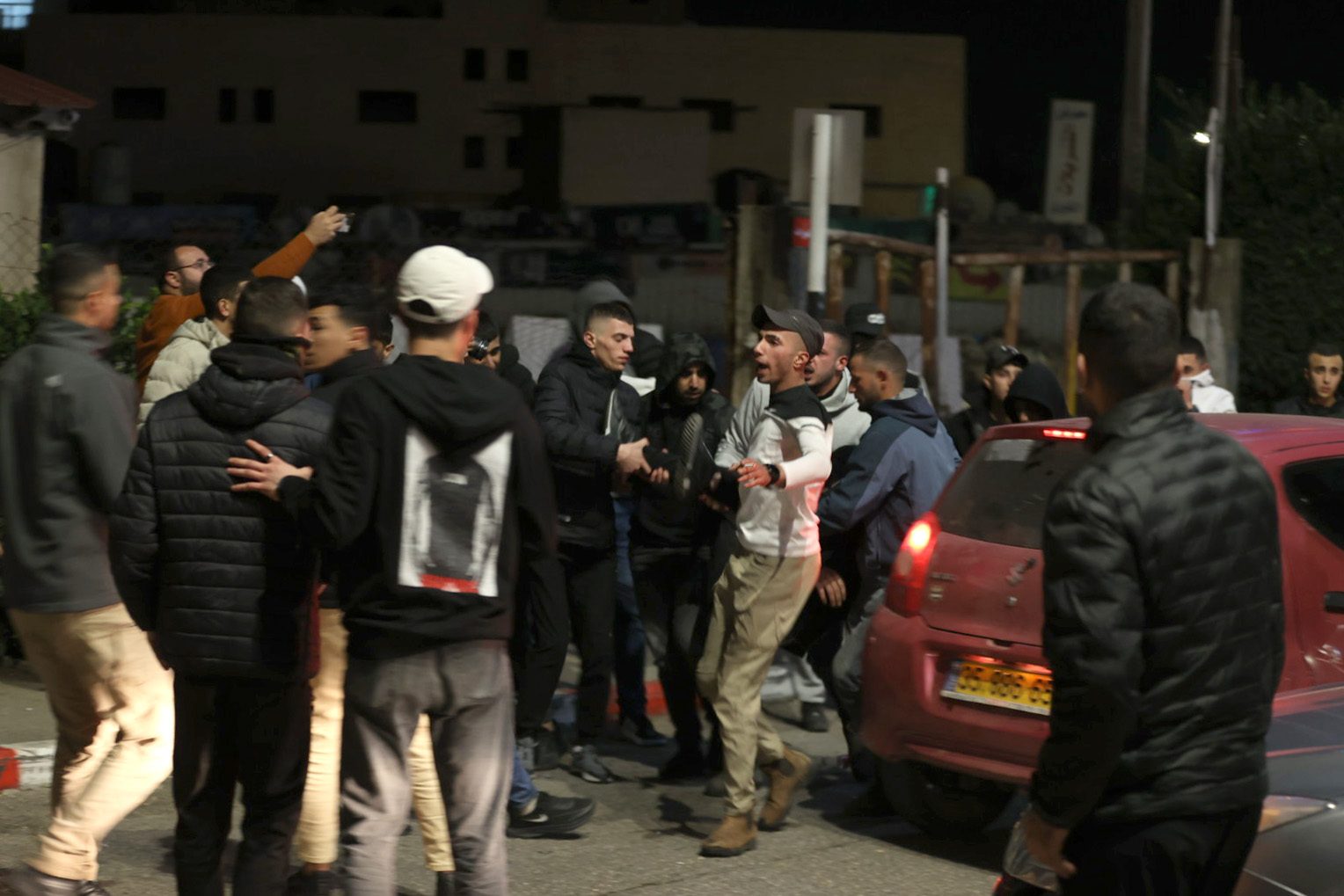 سجنوا في زنازين مظلمة وحُرموا من حقوقهم.. أطفال محررون يفضحون المعاملة القاسية بسجون الاحتلال