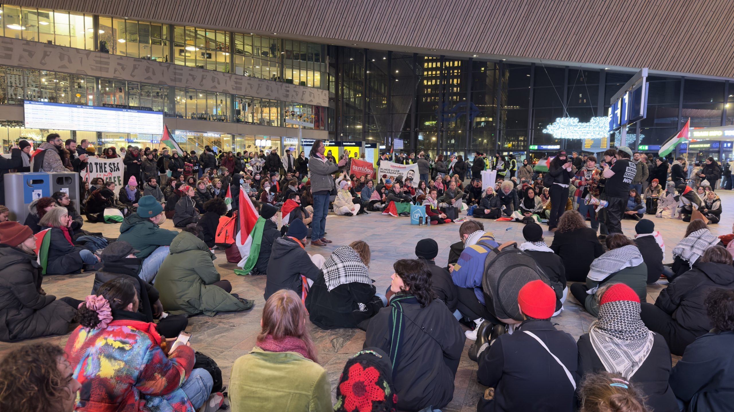 تنديداً بمجازر الاحتلال في غزة.. مظاهرة في السويد واعتصامات في 13 محطة قطار بهولندا (صور)