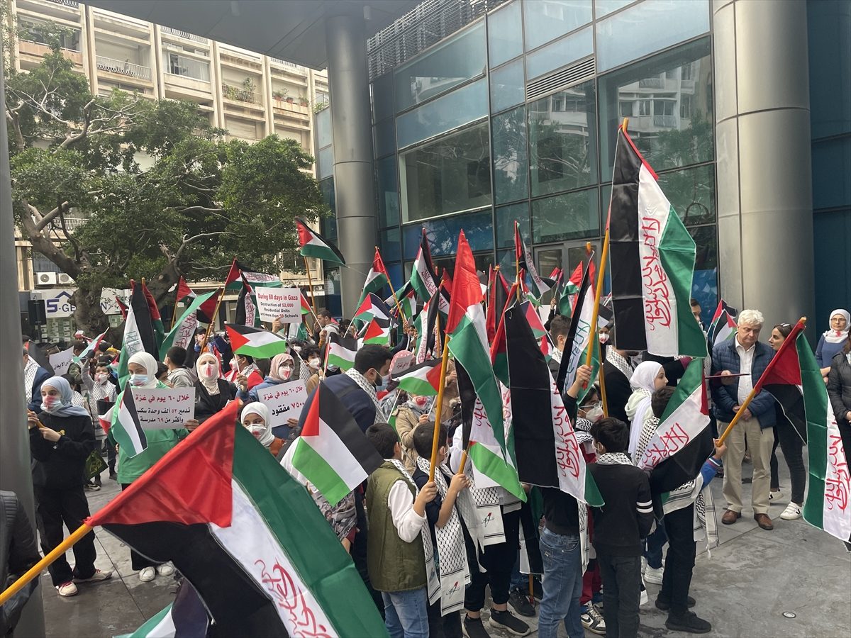 ارتدوا كمامات لُطخت باللون الأحمر! وقفة لأطفال لبنانيين أمام “يونيسف” في بيروت تضامناً مع نظرائهم بغزة (صور)