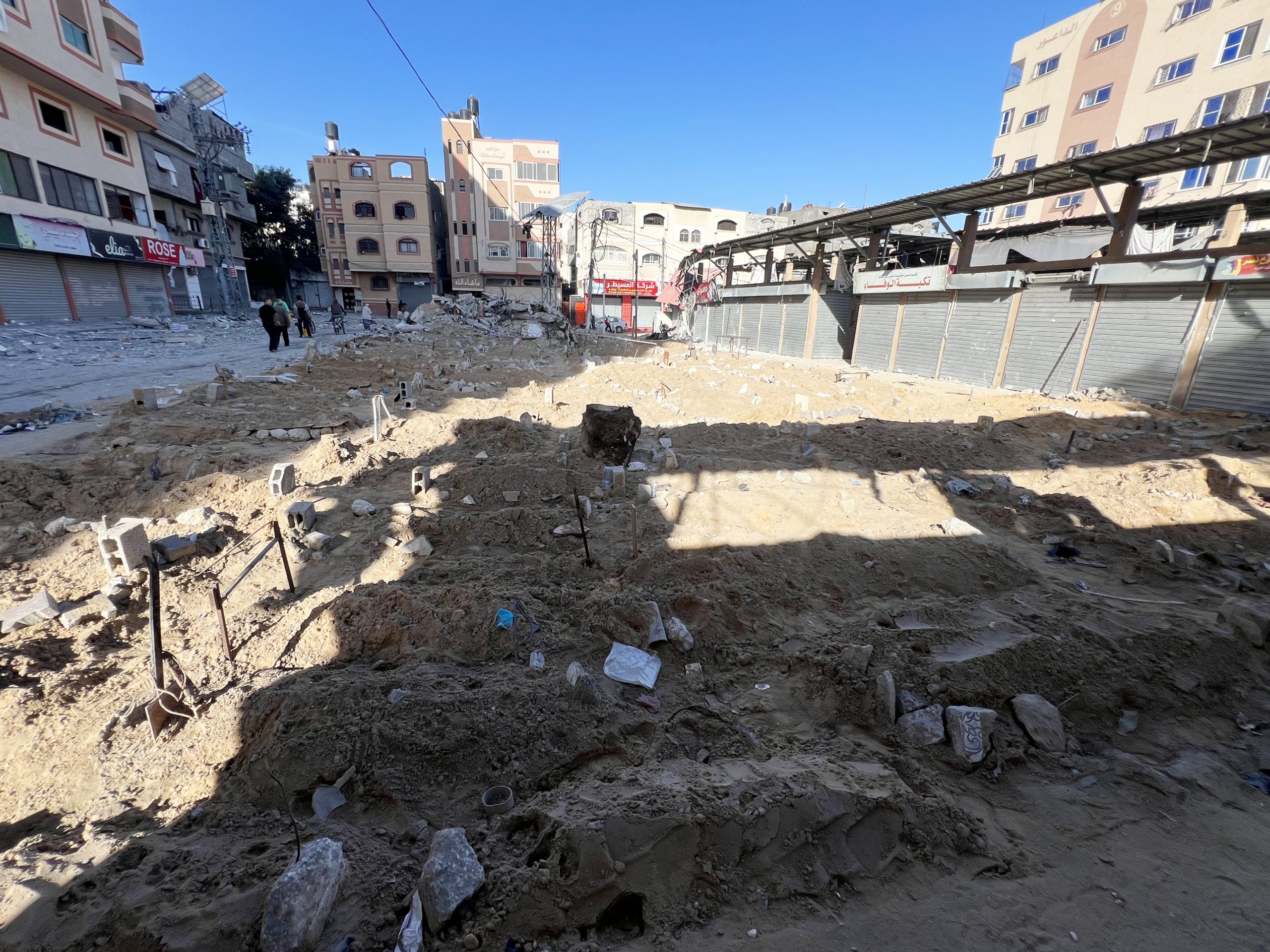 غزيون يحولون ساحة سوق مخيم جباليا إلى مقابر جماعية/ الأناضول