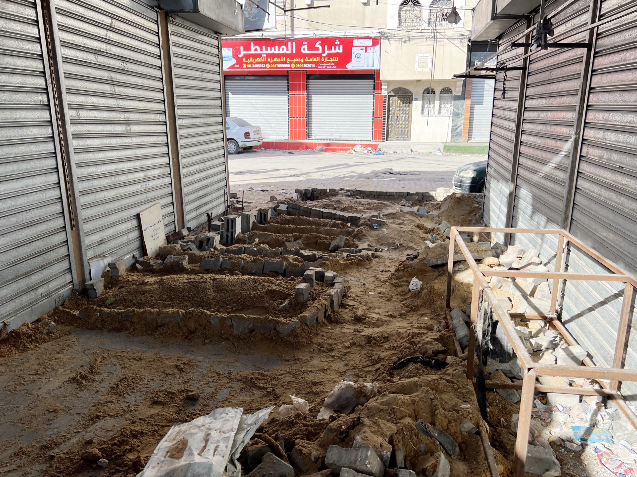 مشاهد لقبور شهداء في الطرقات والأرصفة والساحات.. مرصد حقوقي: وثقنا 120 مقبرة جماعية عشوائية في غزة