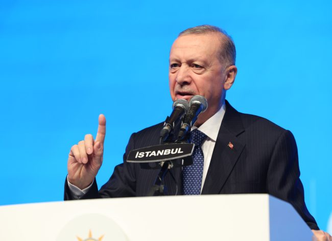 بلومبرغ: أردوغان أصدر تعليماته للمسؤولين الأتراك بالامتناع عن حضور “دافوس”.. احتجاجاً على دعم منظمي المؤتمر لإسرائيل