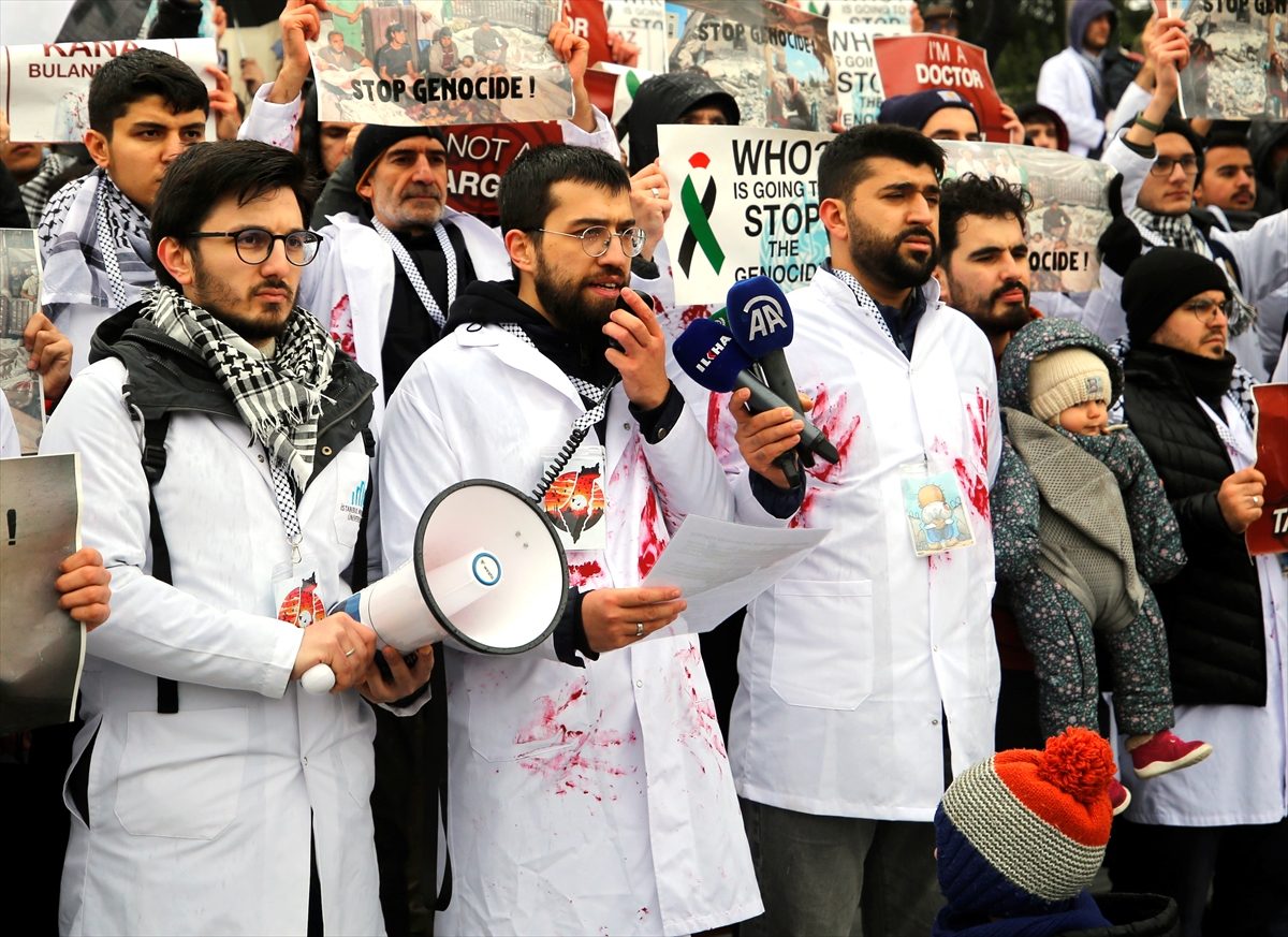 أطباء أتراك ينظمون “مسيرة صامتة” تضامناً مع غزة.. وهيئات حكومية تطلق مبادرة لتوثيق المجازر بالقطاع