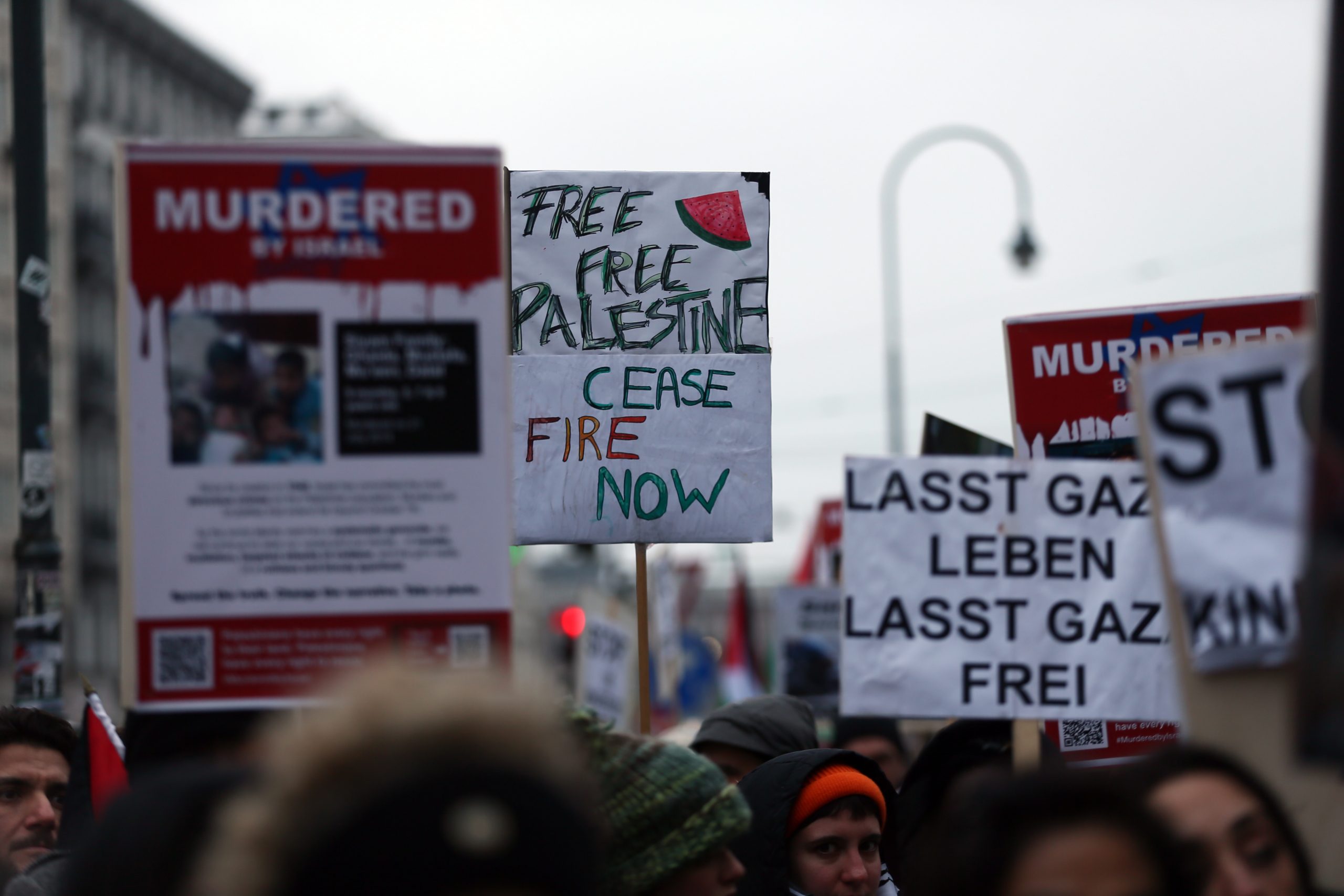 عواصم أوروبية تشهد مظاهرات حاشدة نصرةً لغزة رغم البرد والمطر.. ومسيرة في تونس (فيديو)