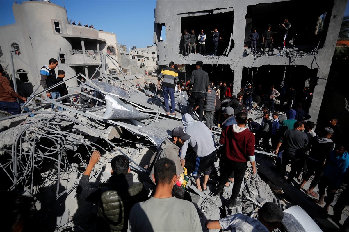 الاحتلال يشنّ غارات كثيفة على غزة.. استهدف منازل في رفح وخان يونس وأوقع عشرات الشهداء والمصابين