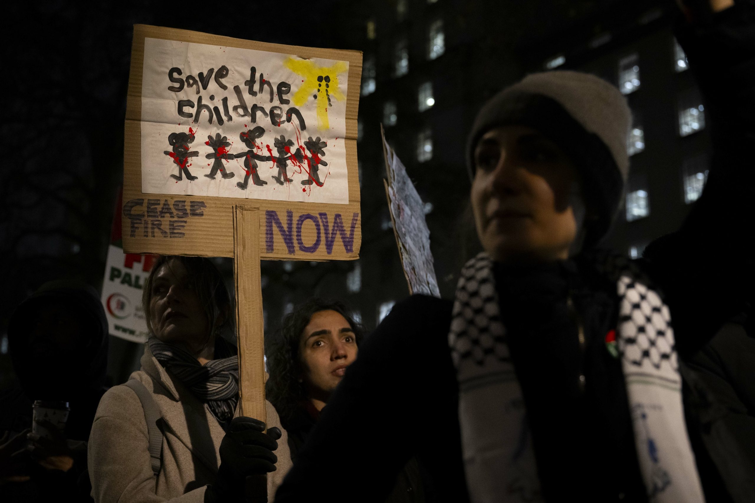 فعالية لتأبين الأطفال شهداء الحرب الإسرائيلية على غزة أمام مكتب رئيس الوزراء في لندن (صور)