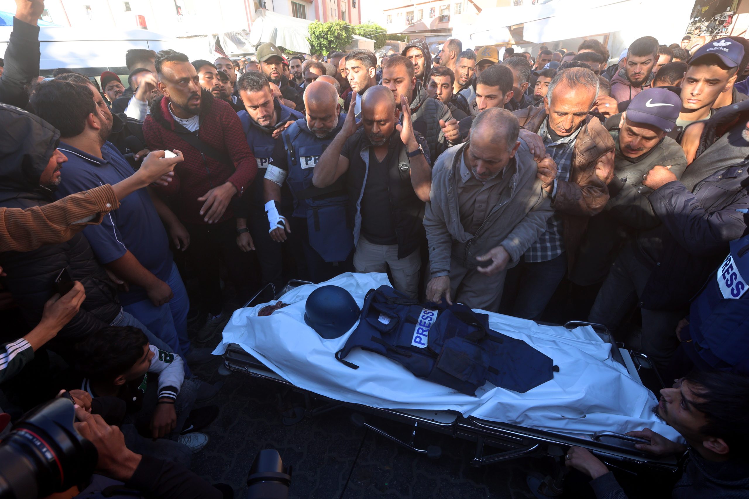 بشكل عاجل.. “الجزيرة” تقرر إحالة ملف “اغتيال” مصورها بغزة سامر أبو دقة إلى “الجنائية الدولية”