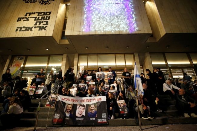 أهالي الأسرى الإسرائيليين في غزة يعتصمون أمام وزارة الدفاع.. طالبوا بخطة فورية للإفراج عن المحتجزين