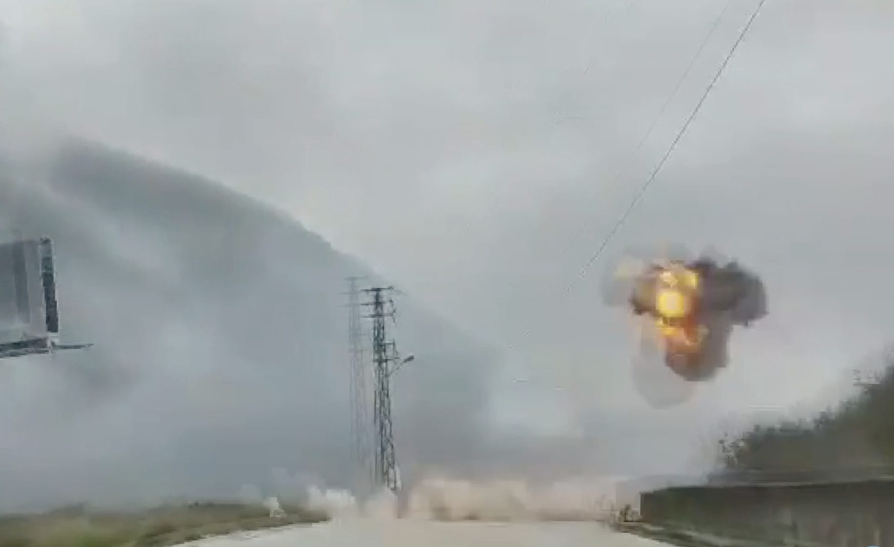 مقتل لبنانيين اثنين على الأقل في غارة إسرائيلية.. نيران قصف الاحتلال التهمت سيارات جنوب البلاد (فيديو)