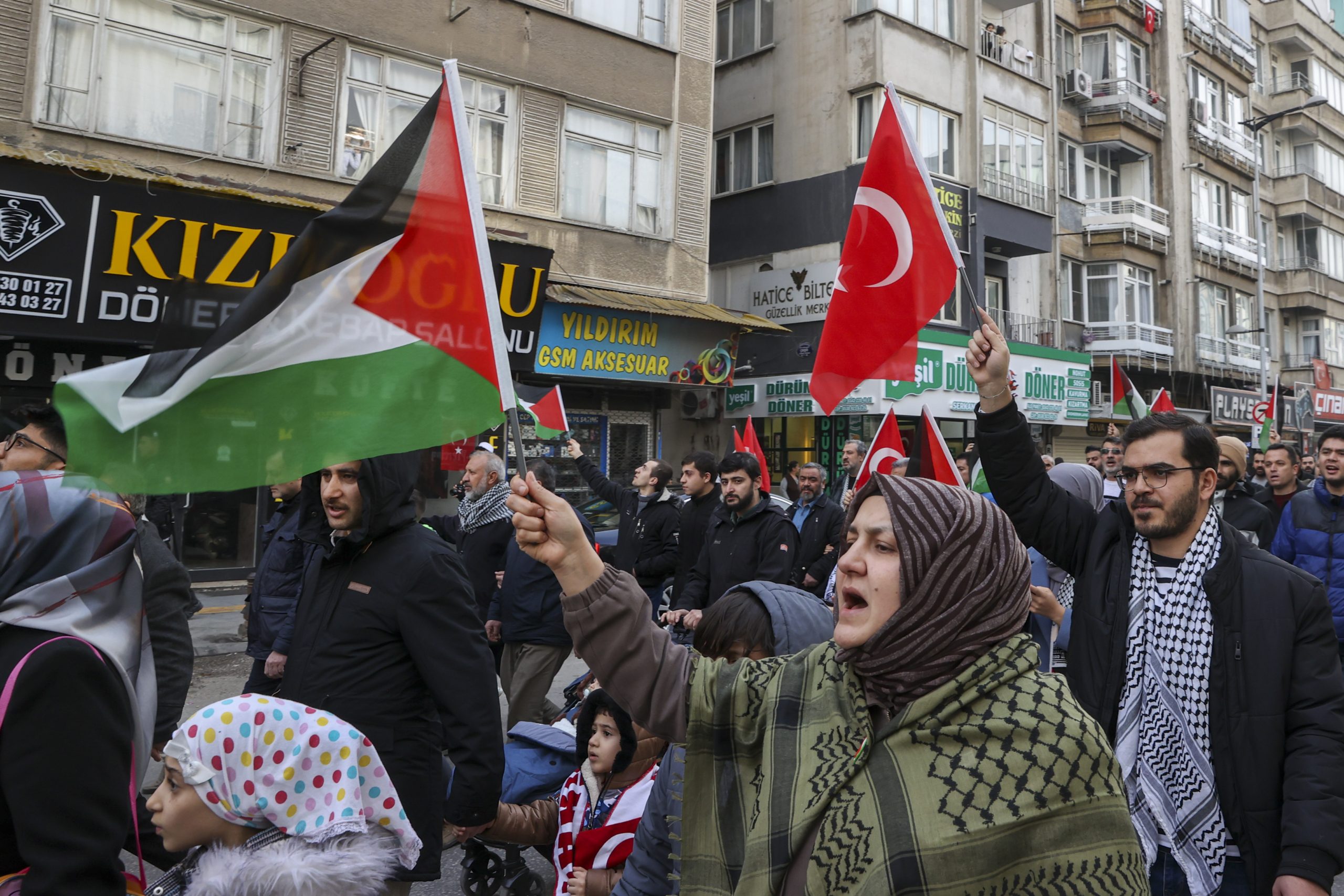 من إسطنبول إلى غازي عنتاب.. تركيا تستقبل العام الجديد بمسيرات حاشدة دعماً لغزة وإدانة لجرائم الاحتلال (فيديو)