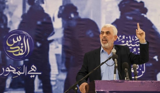 يحيى السنوار يوجه رسالة إلى زعيم الحوثيين عقب قصف الجماعة “تل أبيب” بالصواريخ.. هذه تفاصيلها