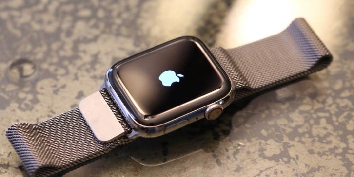 ساعة تحمل شعار ابل