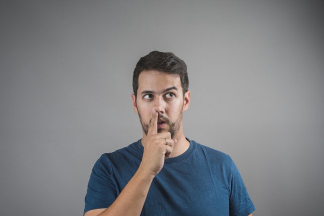 دراسة حديثة.. اللعب في الأنف وإزالة شعره يمكن أن يصيبك بمرض الزهايمر!