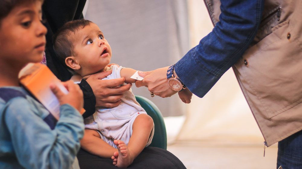 يعاني الأطفال بصورة خاصة في أوقات الحروب - shutterstock