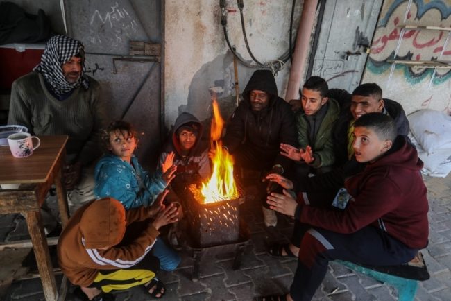 مع استمرار قطع الكهرباء والمحروقات عن غزة.. طرق سهلة للحصول على الدفء بمكونات منزلية