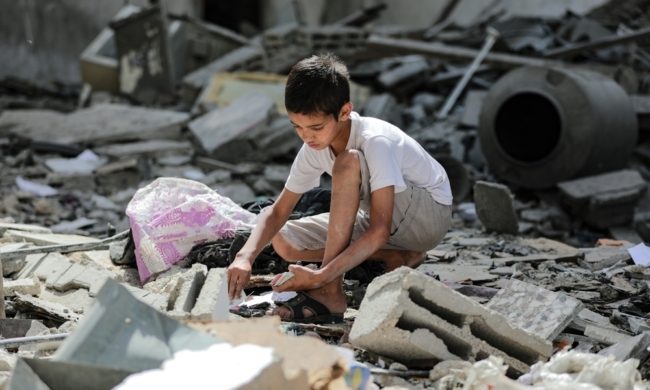 أطفال غزة لا ينتظرون هدايا أعياد الميلاد