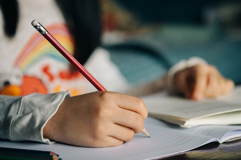 <strong>أعراض الإصابة بالكتابة المعكوسة</strong>/ shutterstock
