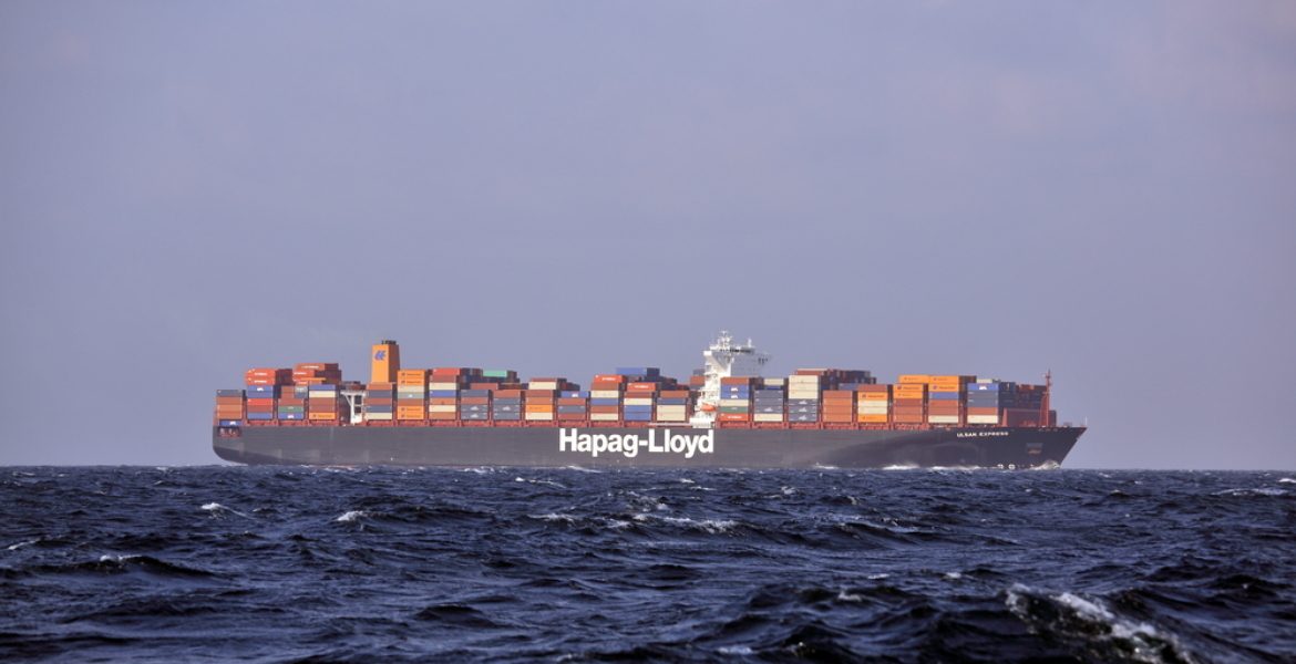 تصاعد هجمات الحوثيين بالمنطقة.. أمريكا تسقط 14 مُسيرة ومجموعة شحن توقف عبور حاوياتها من البحر الأحمر