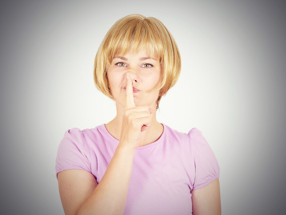 اللعب في الانف يسبب الزهايمر| shutterstock