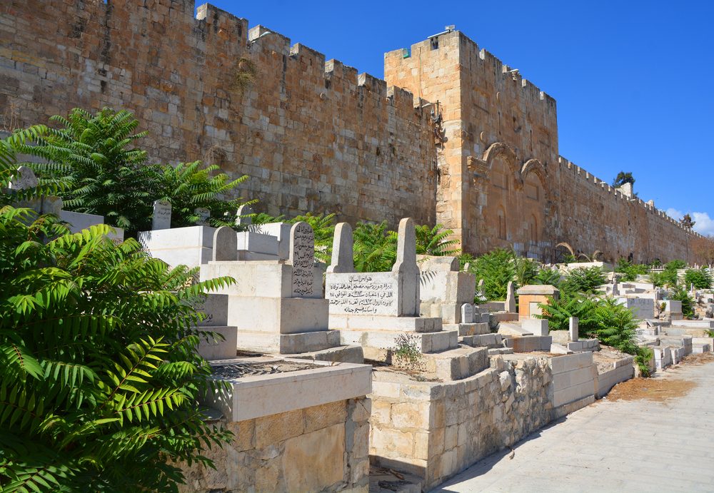 هاجموها ووضعوا رأس حمار على أحد أبوابها.. فيديو لاعتداءات المستوطنين على مقبرة باب الرحمة في القدس