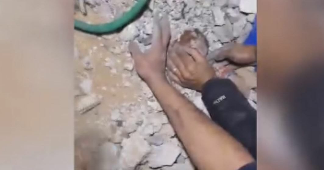 أزاحوا التراب بأظافرهم حتى وصلوا له.. أهالي مدينة رفح ينقذون بـ”معجزة” رضيعاً من تحت الركام (فيديو)