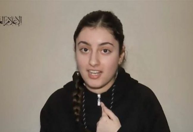 “القسام” تنشر فيديو لـ3 مجندات إسرائيليات أسيرات لديها.. طالبن نتنياهو بوقف الحرب “فوراً” وإعادتهن لعائلاتهن