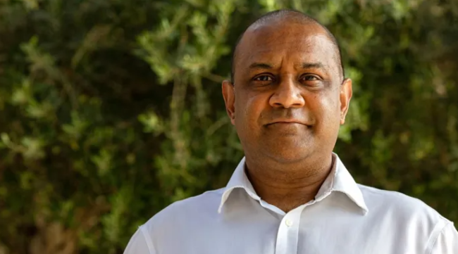 نهاية مأساوية خلال حفل عيد ميلاد شركته.. خطأ تقني يتسبب بوفاة رجل أعمال من ارتفاع 6 أمتار