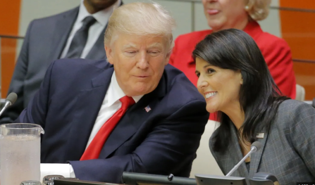 شاب يطلب من مرشحة الرئاسة الأمريكية نيكي هيلي الزواج أمام الجمهور.. ردت عليه بذكاء