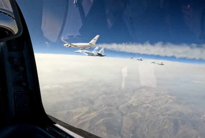 مقاتلات ترافق طائرة