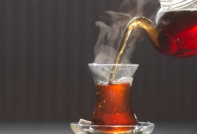 “ملح في الشاي” يثير أزمة دبلوماسية في بريطانيا.. والسفير الأمريكي يتدخل