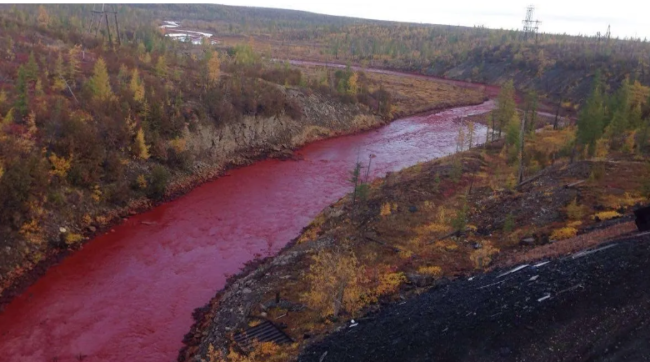 الماء تحول إلى لون الدم فهل هذه نهاية العالم؟ قصة نهر برمنغهام في بريطانيا الذي أثار ضجة