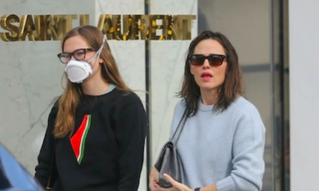 خرجت مع والدتها للتسوق مرتدية سترة عليها خارطة فلسطين..إبنة جينيفير غراند تعبّر عن تضامنها مع غزة