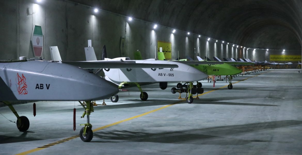 إيران تكشف عن أسلحة صواريخ أسلحة