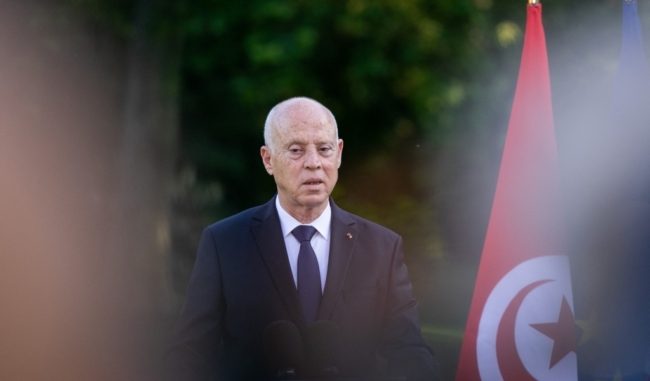 “أحكام بالسجن في الدقيقة الـ90”.. سعيّد يواصل خنق منافسيه على رئاسة تونس ومرشحون يتحدّون التضييقات