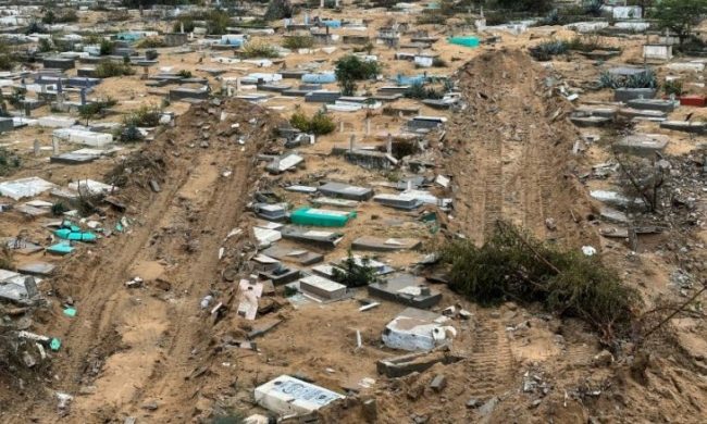 ماذا يقول القانون الدولي الإنساني عن جريمة انتهاك إسرائيل حرمة مقابر غزة؟