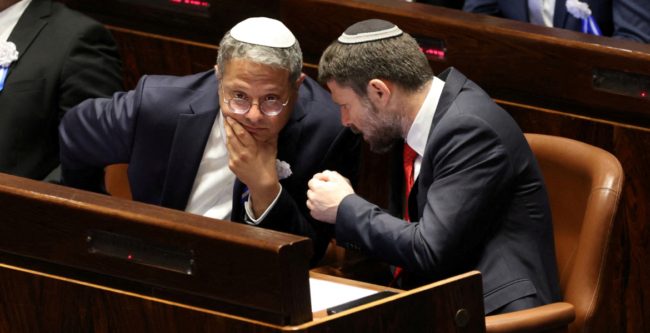 “هل نأخذ الفلسطينيين إلى بيوتنا؟” خلاف حول الأسرى يتحول إلى صراخ بين سموتريتش وبن غفير أمام نتنياهو