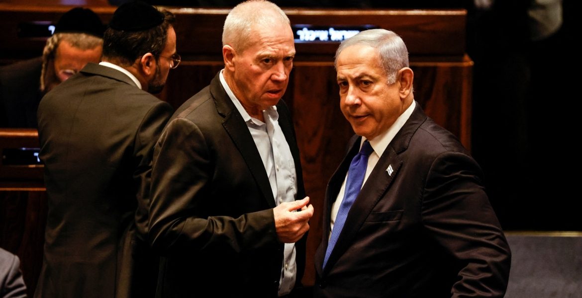 “معركة محتدمة وتغلي منذ وقت”! تقرير إسرائيلي يكشف تصاعد الخلافات بين نتنياهو ووزير دفاع الاحتلال