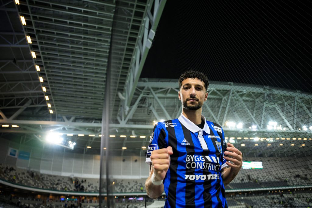اللاعب الفلسطيني وسام أبو علي قدمه الصحفي أنس النجار