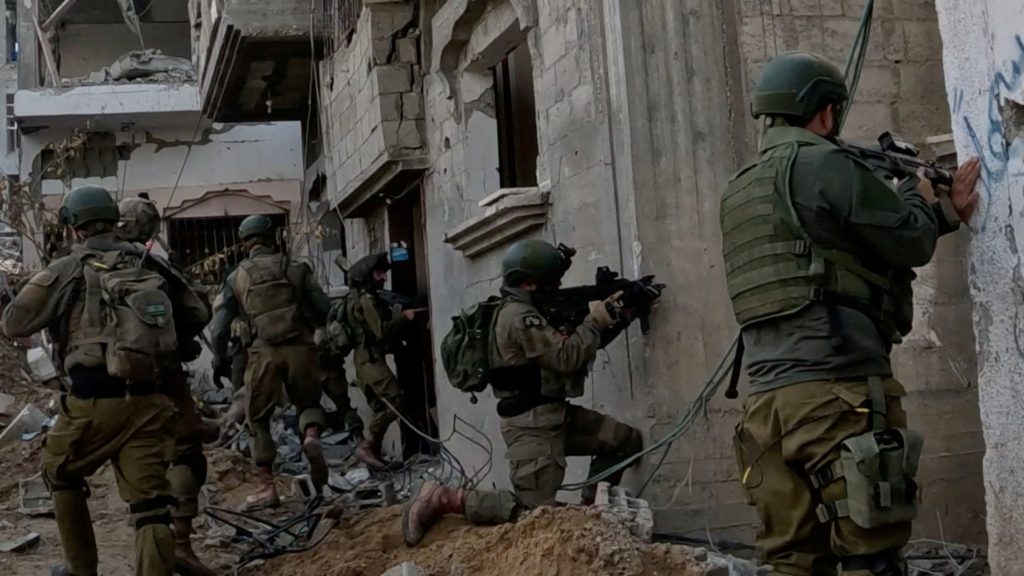  ممارسات الاحتلال بحق الفلسطينيين بمستشفى الشفاء  
مشاهد قنص فتى بغزة
