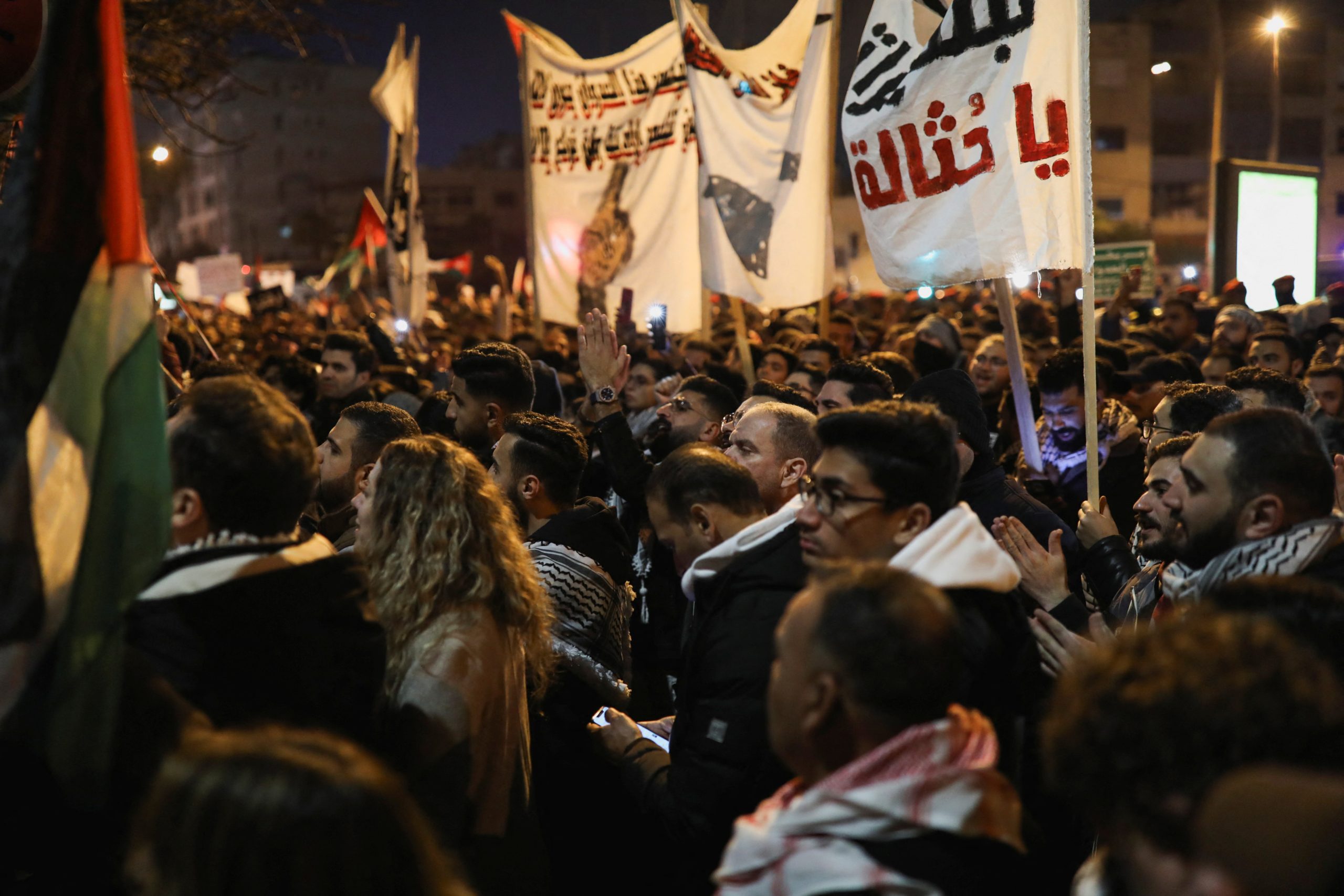 عواصم عربية تشهد مظاهرات نصرةً لغزة ليلة العام الجديد.. ندَّدت بجرائم الاحتلال وطالبت بوقف العدوان