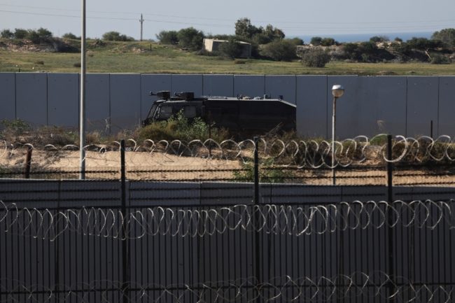 فيديو لاعتداء عناصر من الجيش المصري على فتى فلسطيني يثير جدلاً واسعاً.. حاصروه بالقرب من الحدود مع غزة