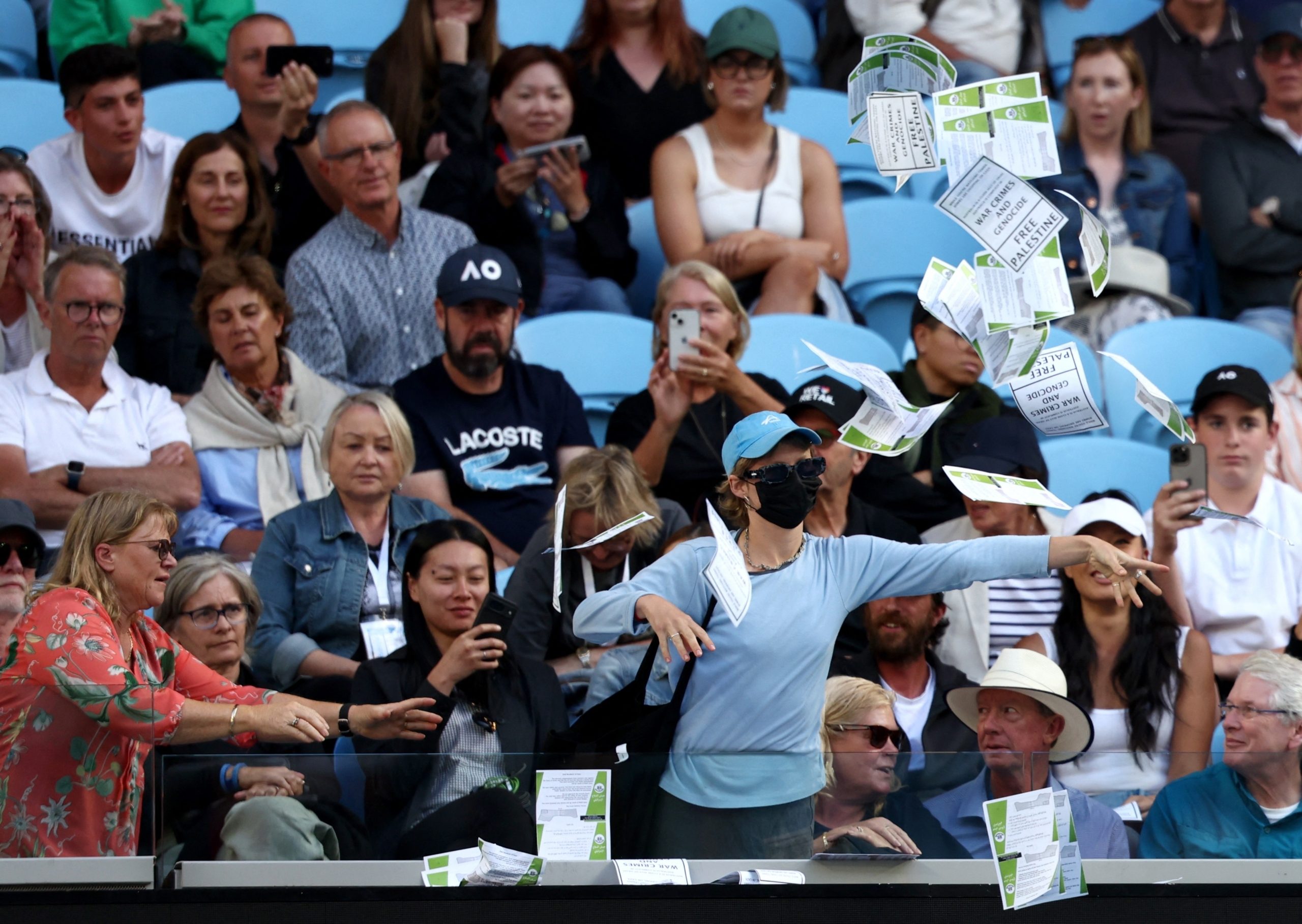 ناشطة معارضة لحرب غزة توقف مباراة في بطولة أستراليا للتنس.. ألقت منشورات داعمة لفلسطين (فيديو)