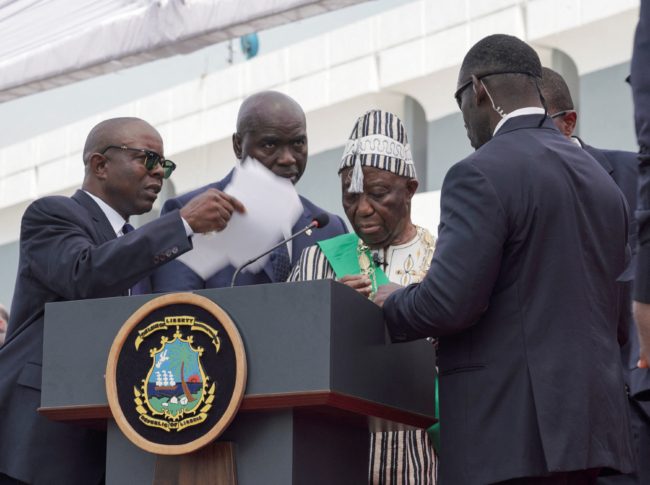 لم يمر على توليه المنصب سوى 30 دقيقة، وكاد أن يغمى عليه مرتين.. رئيس يفشل في حفل تنصيبه  (فيديو)