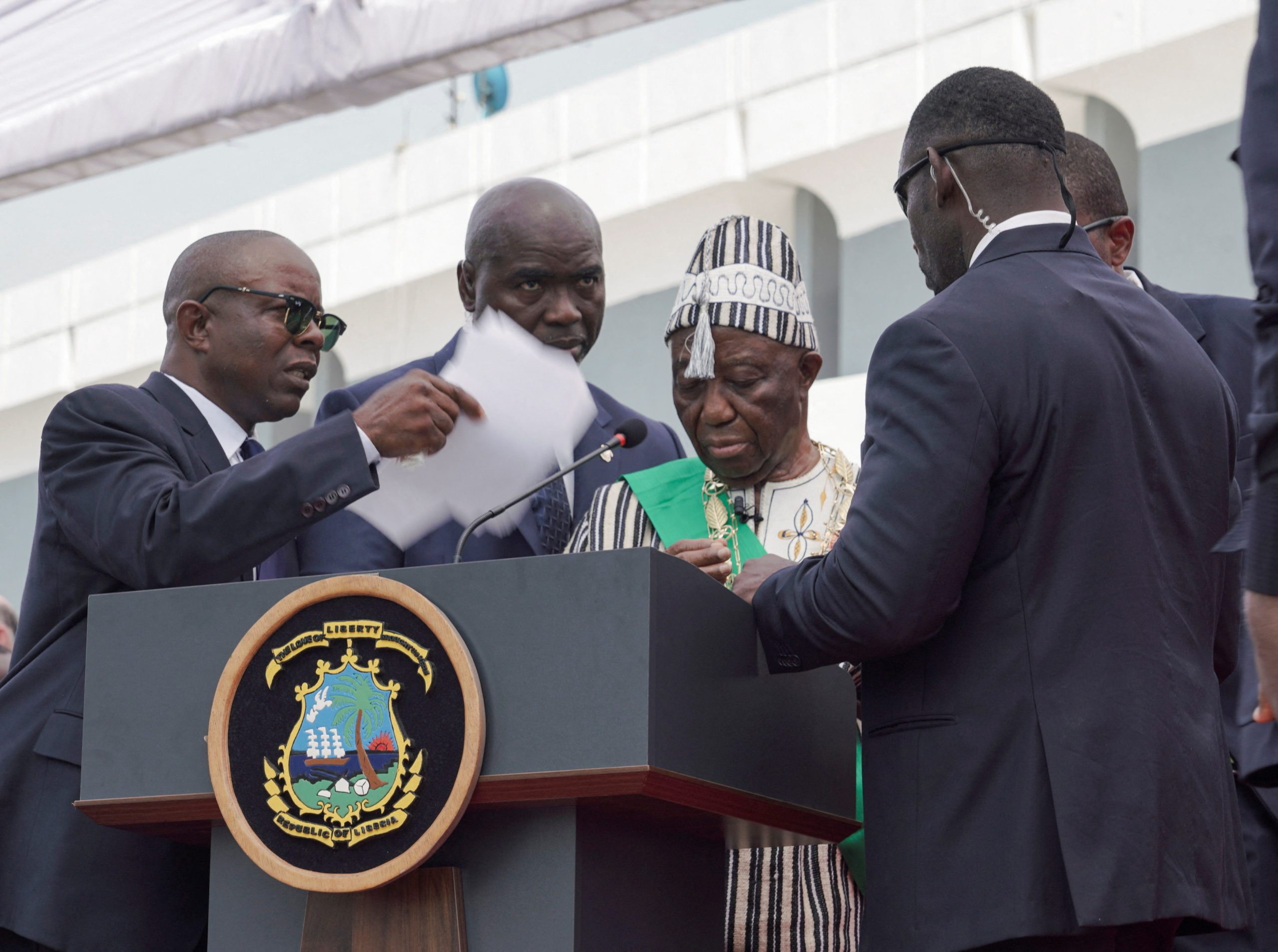 رويترز/ رئيس ليبيريا الجديد يتعرض لوعكة صحية أثناء حفل تنصيبه