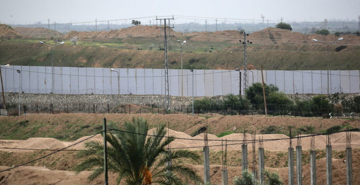 الجدار الخرساني الذي بنته مصر مع قطاع غزة خلال السنوات الماضية ضمن ما يعرف بمحور فيلادلفيا الممتد من معبر كرم أبوسالم وحتى البحر المتوسط/ Getty